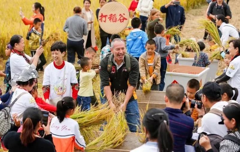 游客参与音乐节3.jpg